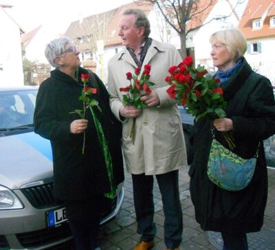 Claus Schmiedel, MdL (Mitte) und Marte Schorr (rechts) beim Rosen verteilen