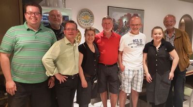 Der Vorstand der SPD Remseck mit der freundlichen Crew des „Paradiso“