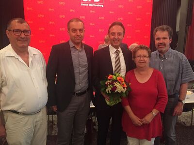 Die Remsecker Delegierten gratulieren: Kamil Karabay, Yüksel Aydin, Macit Karaahmetoglu, Erika Raupp, Matthias Bärlin