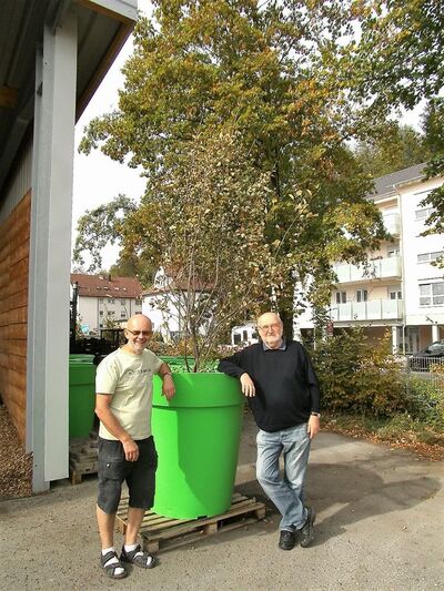 Kurt Goldmann und Heinz Layher mit den neuen Pflanzkübeln