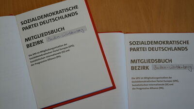 Die Parteibücher warten auf Aushändigung