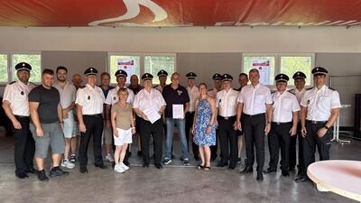 Die Geehrten mit der Feuerwehrführung und Stadträten
