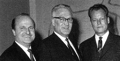 Bodo Kernbach (links) mit Dr. Karl Mommer und Willy Brandt